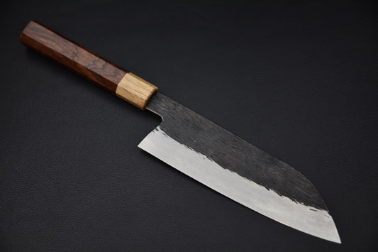 couteau japonais lame Kurouchi texturée fente vive et manche bois sombre