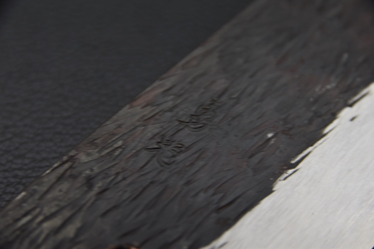 couteau japonais vue rapprochée du rebord de lame Kurouchi, tranchant affûté