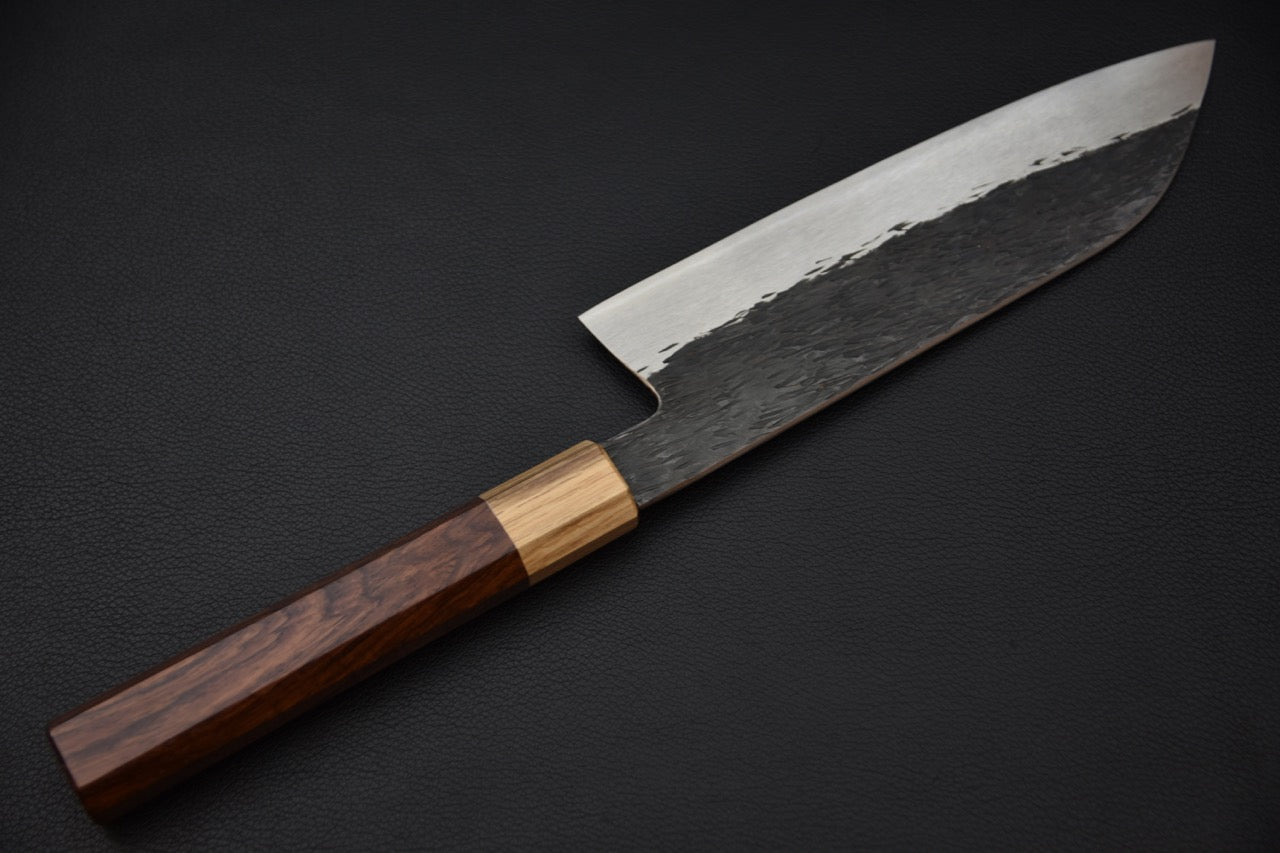 couteau japonais poignée pentagonale bois avec mitre bois clair en gros plan