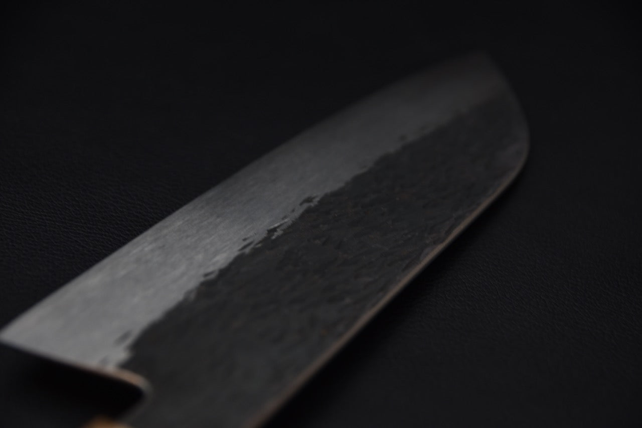 couteau japonais profil de la lame Santoku 180 mm, équilibre esthétique acier-bois