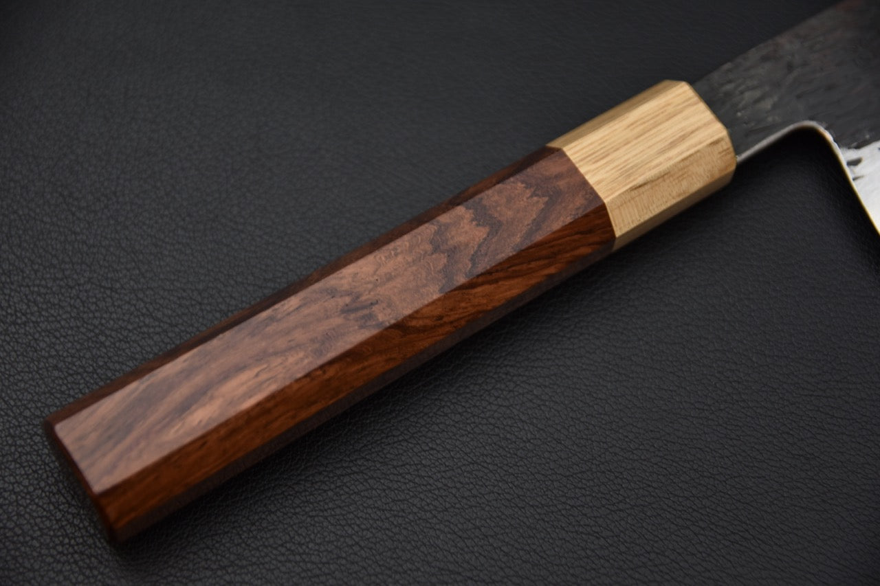 couteau japonais lame Kurouchi taillée en double biseau, texture d’acier brut