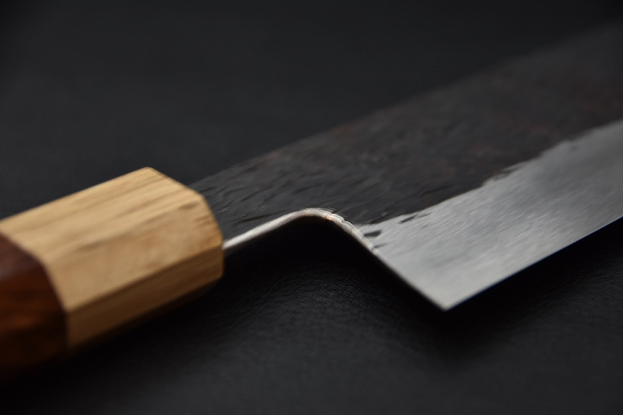 couteau japonais vue de la tranche du dos de lame, finesse du tranchant et profil solide