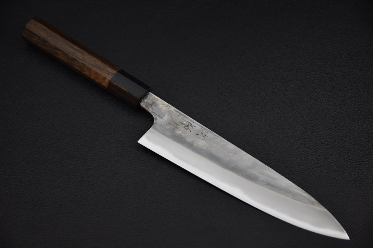 Couteau japonais petty Jiro 180mm, gros plan sur la lame en Shirogami #1 et la gravure — Stay Sharp Montréal.