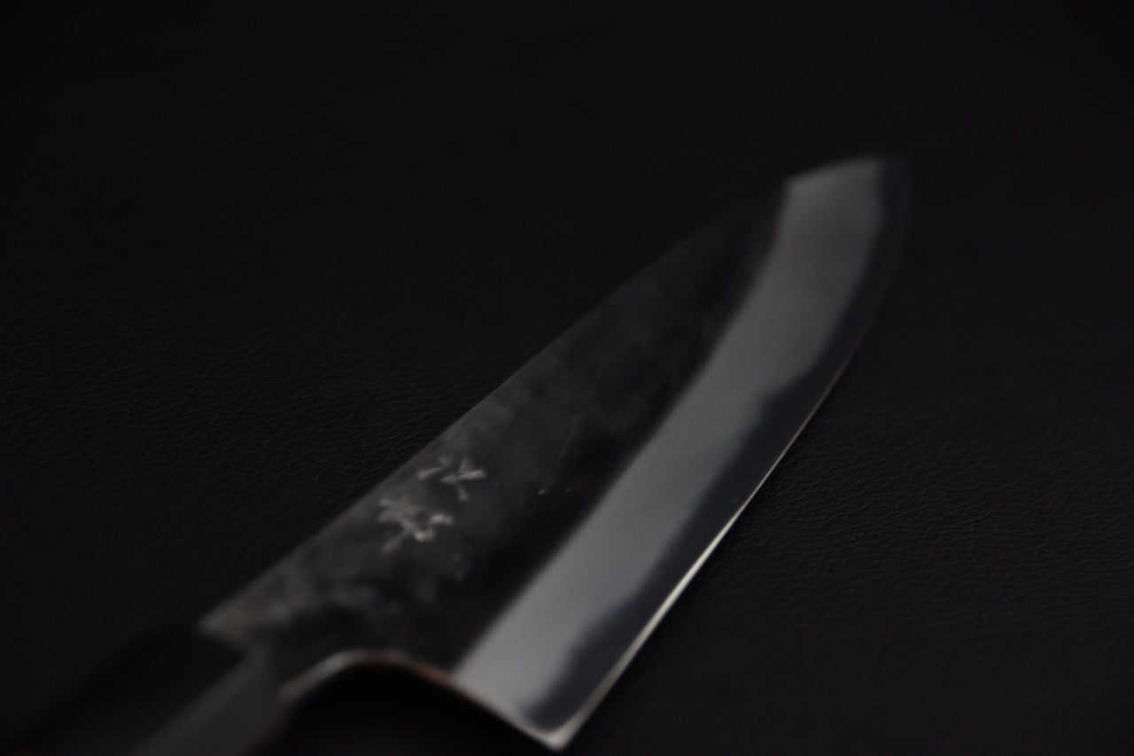 Couteau japonais petty Jiro 180mm, vue rapprochée de la pointe et du polissage du biseau — Stay Sharp Montréal.