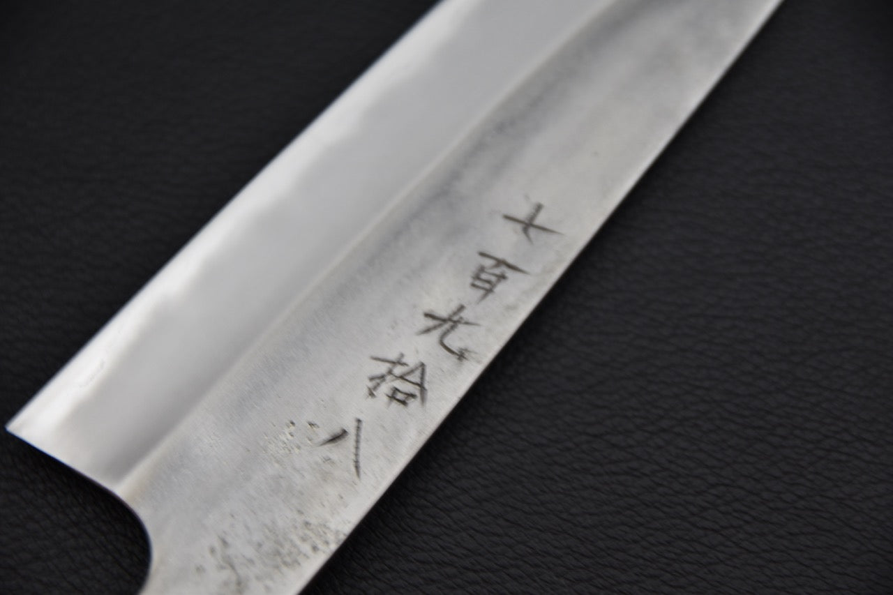 Couteau japonais petty Jiro 180mm, angle oblique mettant en valeur le profil mince de la lame — Stay Sharp Montréal.