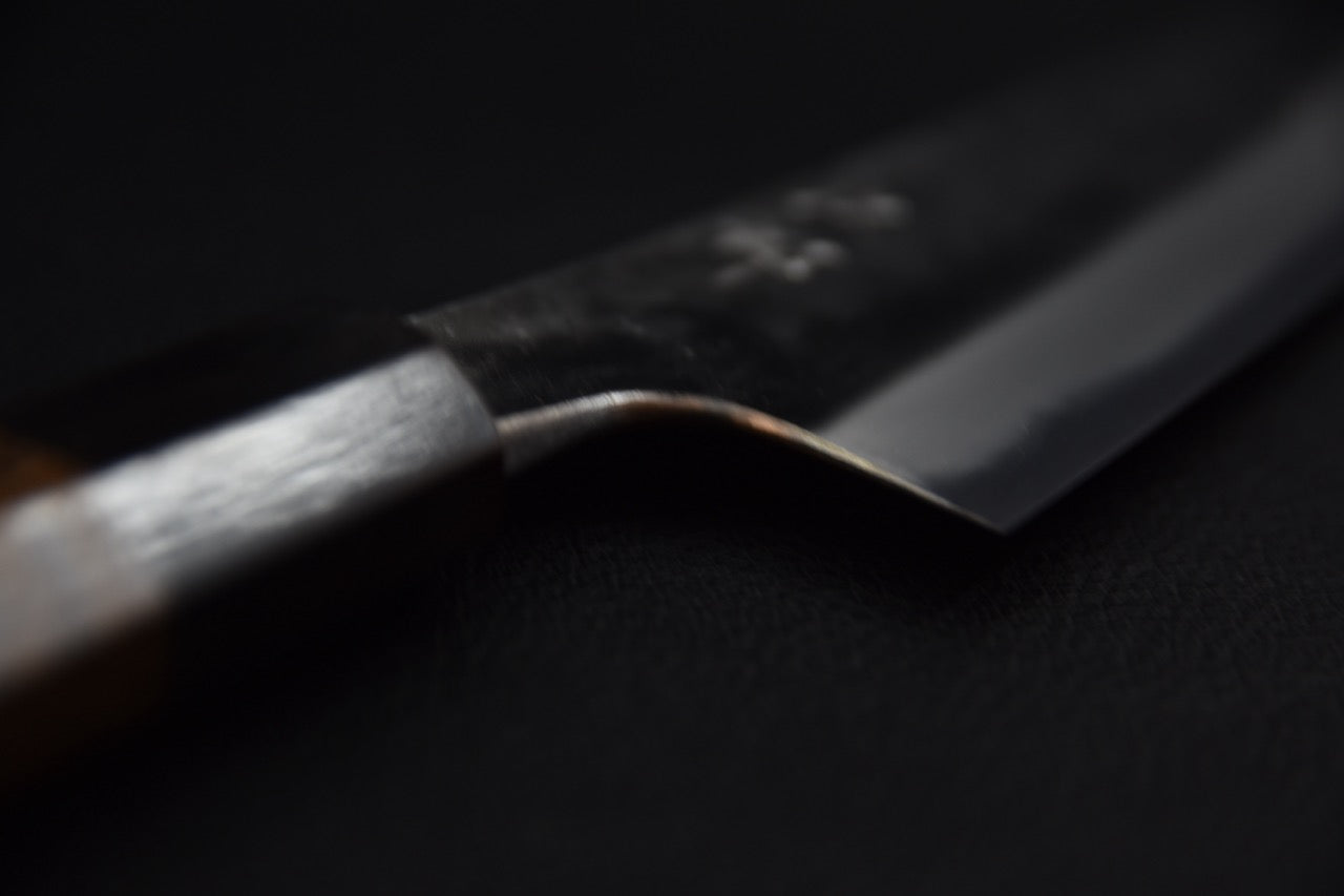 Couteau japonais petty Jiro 180mm, gros plan sur l’inscription gravée et la surface de lame — Stay Sharp Montréal.