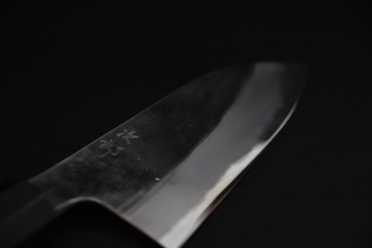 Couteau japonais santoku Jiro Tsuchime Wa, gros plan sur la pointe et le tranchant poli de la lame.