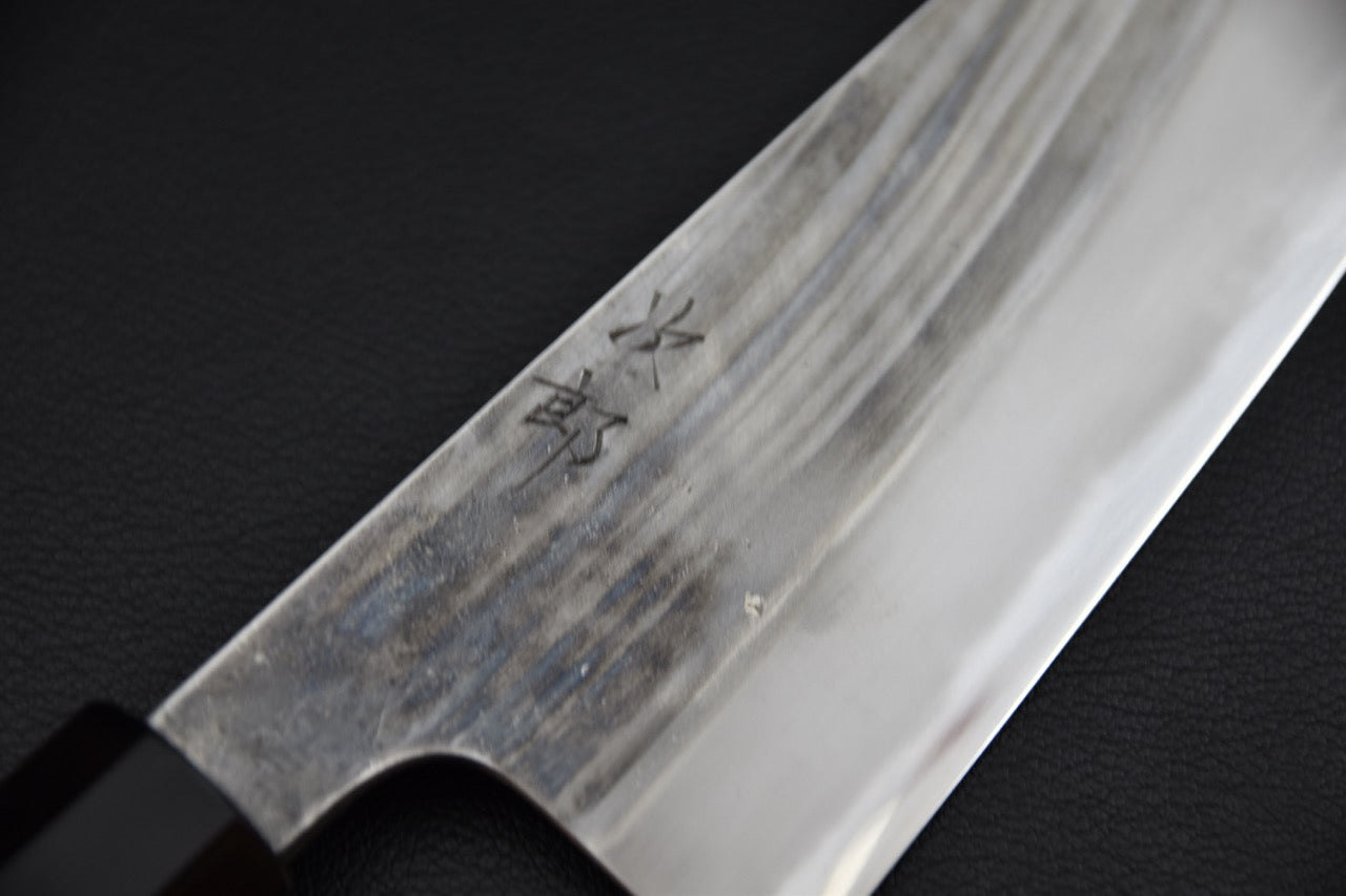 Couteau japonais santoku 165mm, détail de la gravure sur la lame avec finition artisanale.
