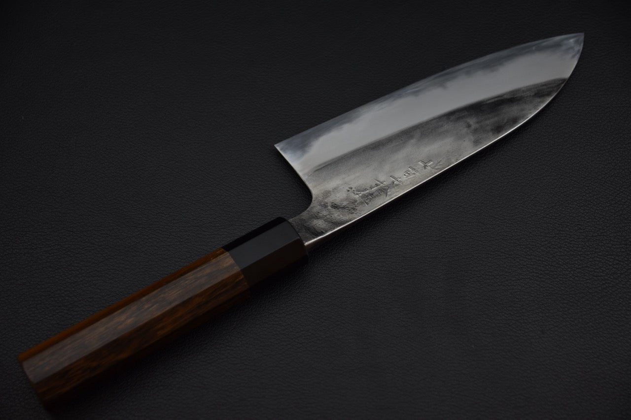Couteau japonais santoku Jiro Tsuchime Wa, vue trois quarts de la lame et du manche traditionnel japonais.