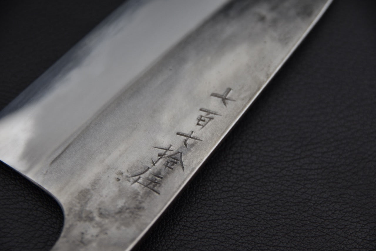 Couteau japonais santoku Jiro Tsuchime Wa, détail rapproché de l’inscription kanji sur la lame.