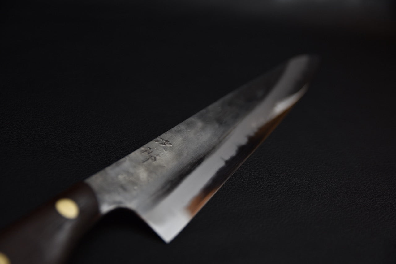 Couteau japonais sujihiki Jiro, vue rapprochée de la pointe et du tranchant poli — Stay Sharp Montréal.