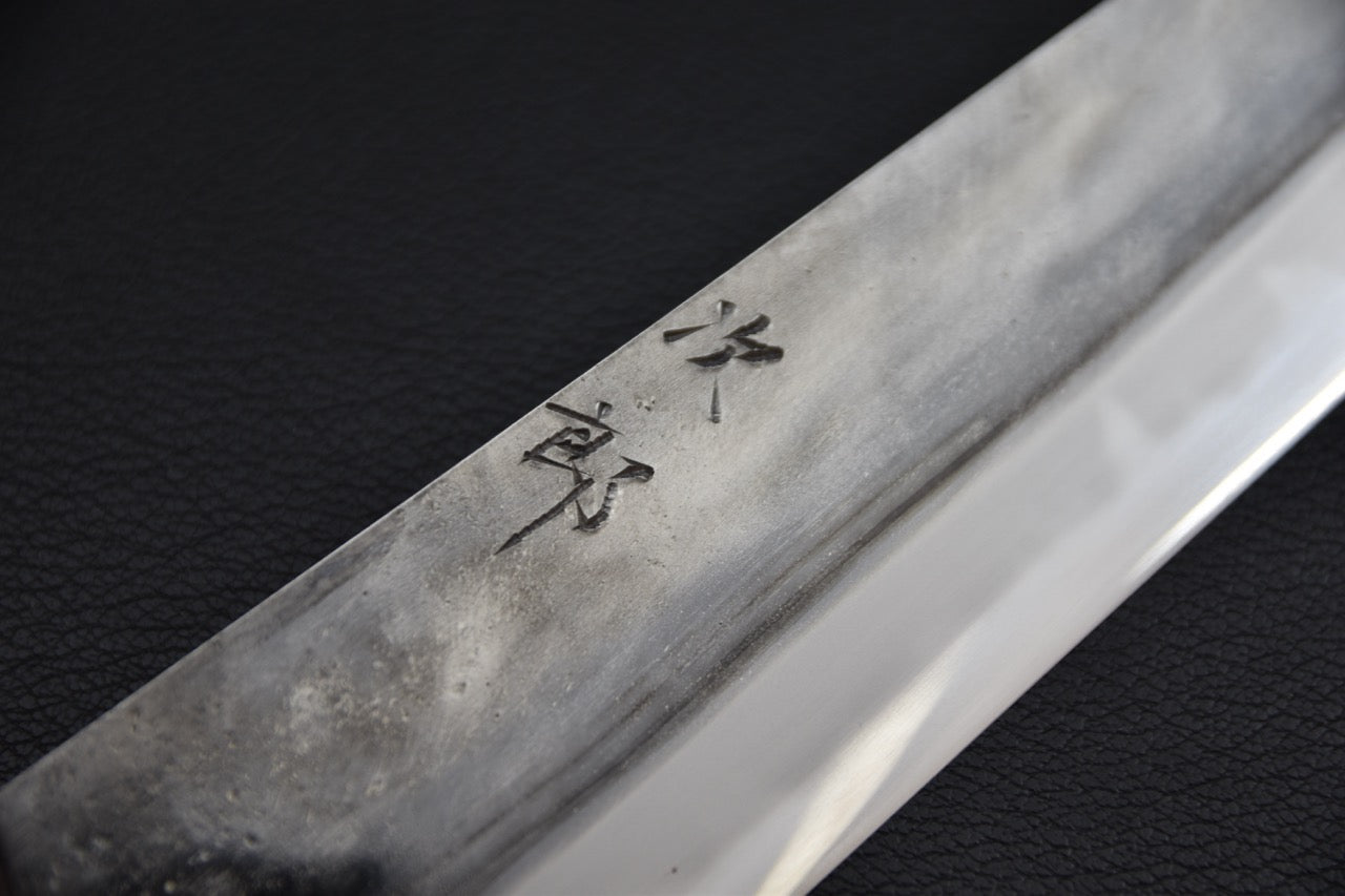 Couteau japonais Jiro sujihiki, détail de la signature gravée et de la finition de lame — Stay Sharp Montréal.