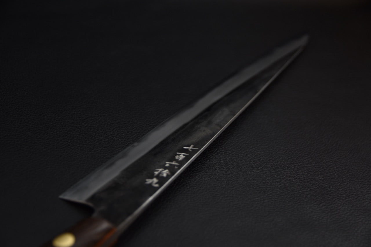 Couteau japonais sujihiki Jiro, angle oblique montrant le profil long et étroit de la lame — Stay Sharp Montréal.