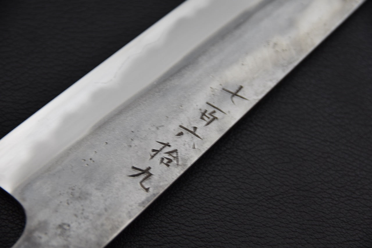 Couteau japonais Jiro sujihiki 270mm, gros plan sur les marquages gravés de la lame — Stay Sharp Montréal.