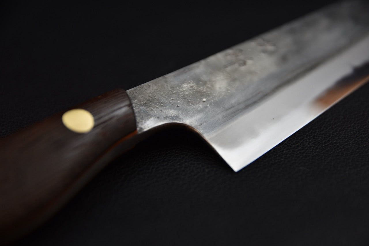 Couteau japonais Jiro sujihiki, gros plan sur le talon de lame et la jonction avec le manche — Stay Sharp Montréal.