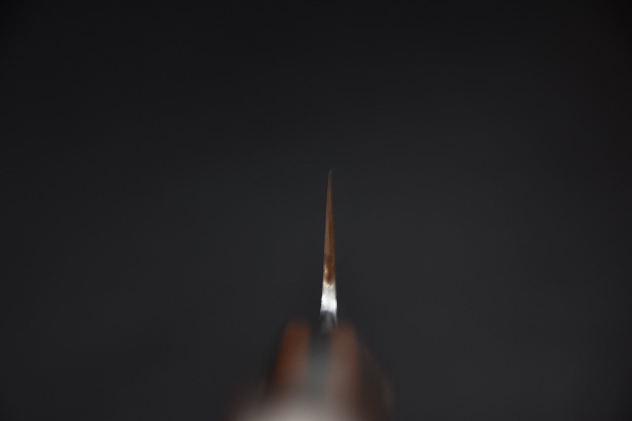 Couteau japonais sujihiki 270mm, vue de face sur la finesse de la pointe — Stay Sharp Montréal.