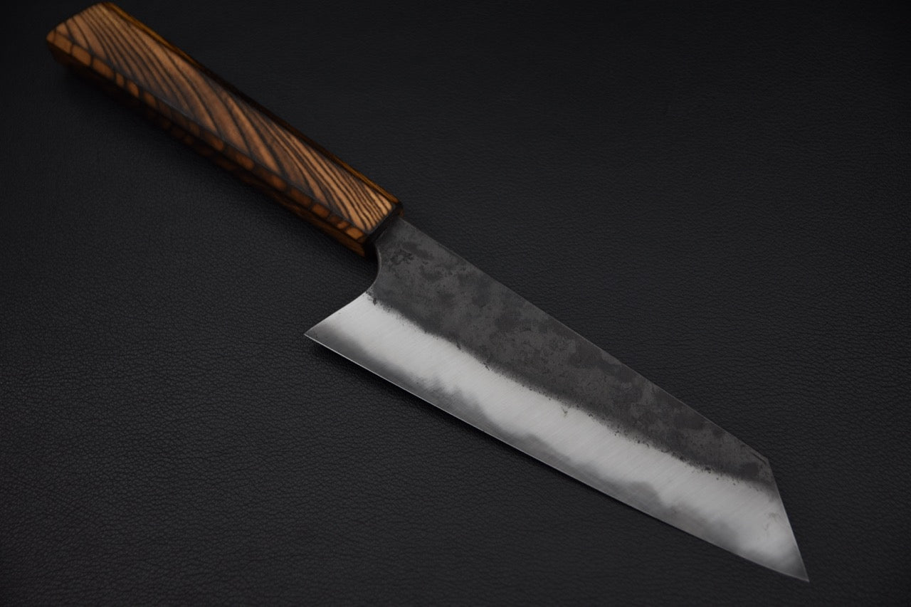 Couteau japonais Bunka Kaizen x Stay Sharp, vue du dos montrant la géométrie fine de la lame en acier carbone 125Cr1.