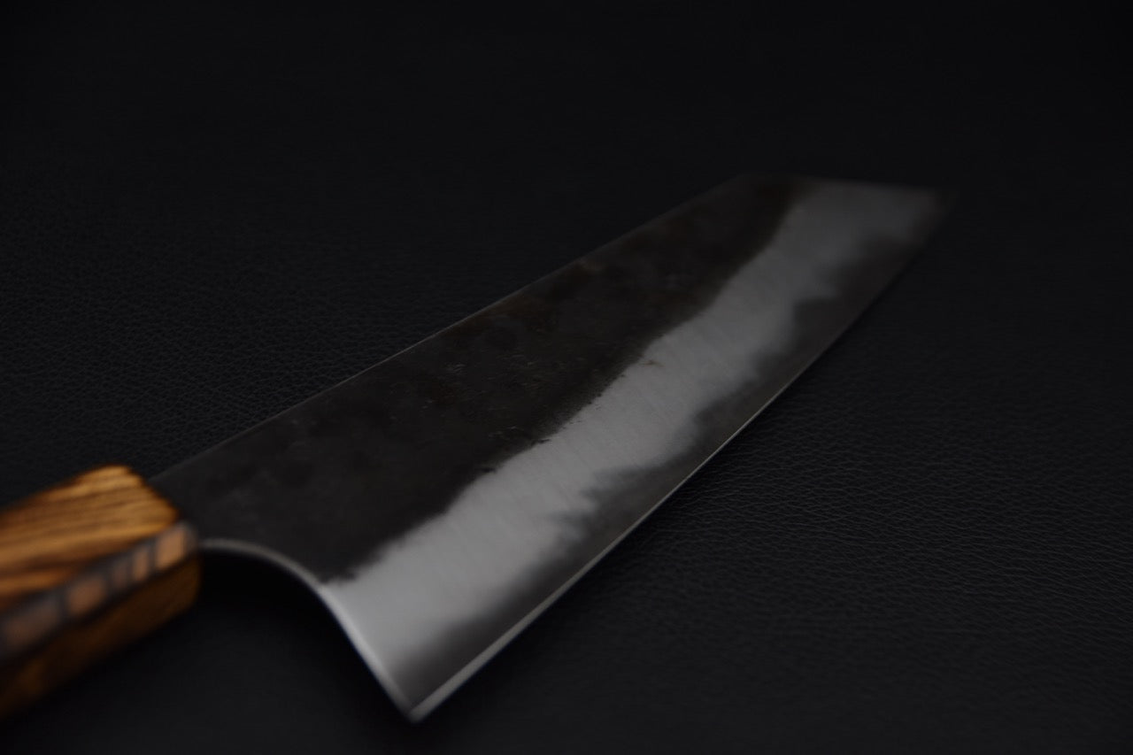 Couteau japonais Bunka Kaizen x Stay Sharp en 125Cr1, vue complète avec finition kurouchi et manche en frêne brûlé.