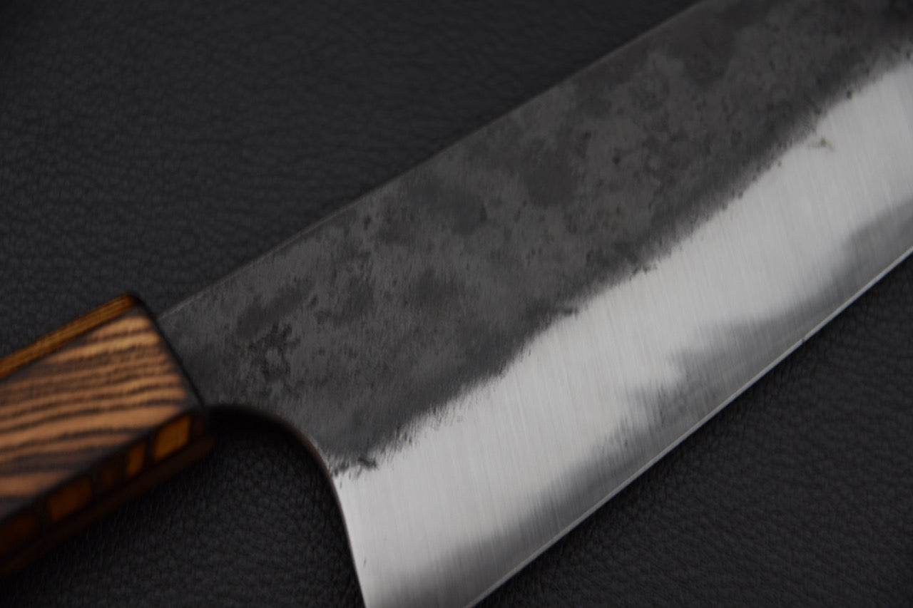 Couteau japonais Bunka Kaizen x Stay Sharp, détail du biseau poli, du tranchant et de la finition brute de forge.