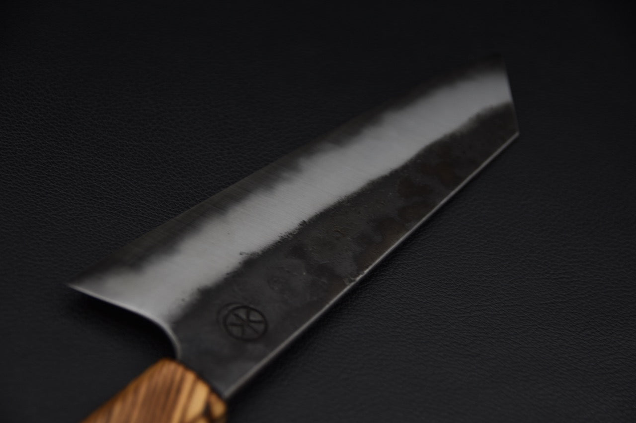 Couteau japonais Bunka Kaizen x Stay Sharp, vue complète du côté marqué avec pointe k-tip et manche en frêne recyclé.