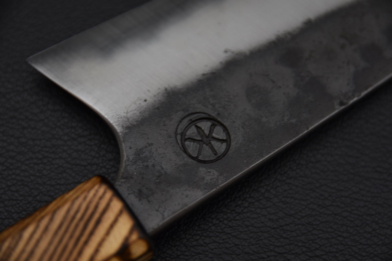 Couteau japonais Bunka Kaizen x Stay Sharp, vue rapprochée de la lame kurouchi et de son profil à pointe angulaire.