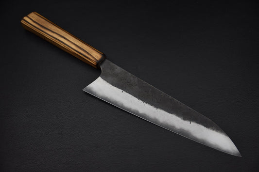 Couteau japonais Gyuto 210mm Kaizen x Stay Sharp en 125Cr1, vue complète avec finition kurouchi et manche en frêne brûlé.