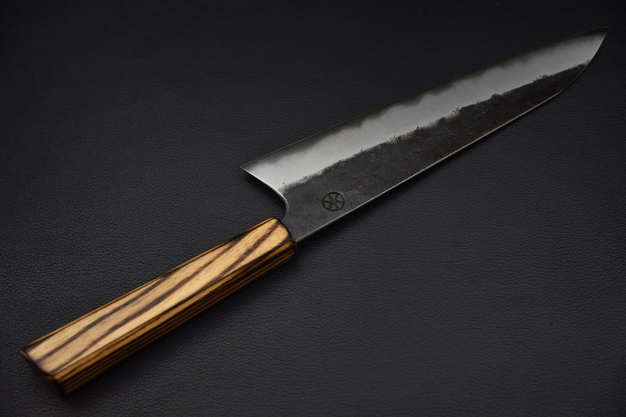 Couteau japonais Gyuto 210mm Kaizen x Stay Sharp, vue complète du côté marqué avec manche en frêne recyclé.
