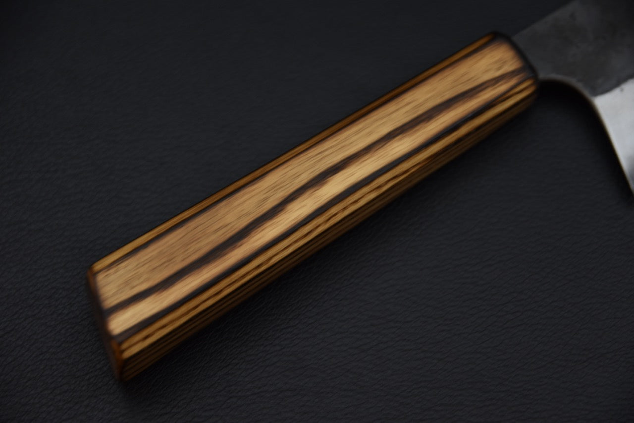 Couteau japonais Gyuto 210mm Kaizen x Stay Sharp, détail du manche en bois de frêne recyclé et brûlé.