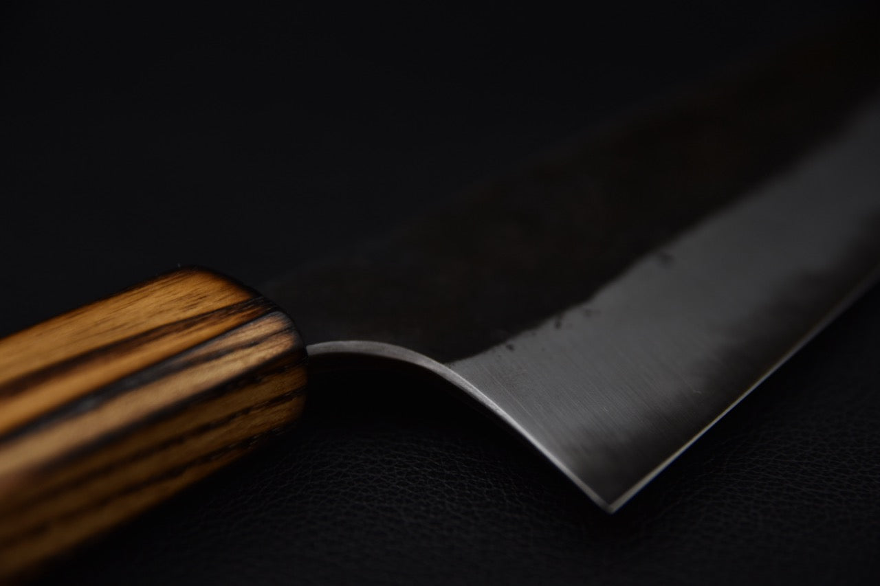 Couteau japonais Gyuto Kaizen x Stay Sharp, détail de la jonction entre le manche en frêne brûlé et la lame.