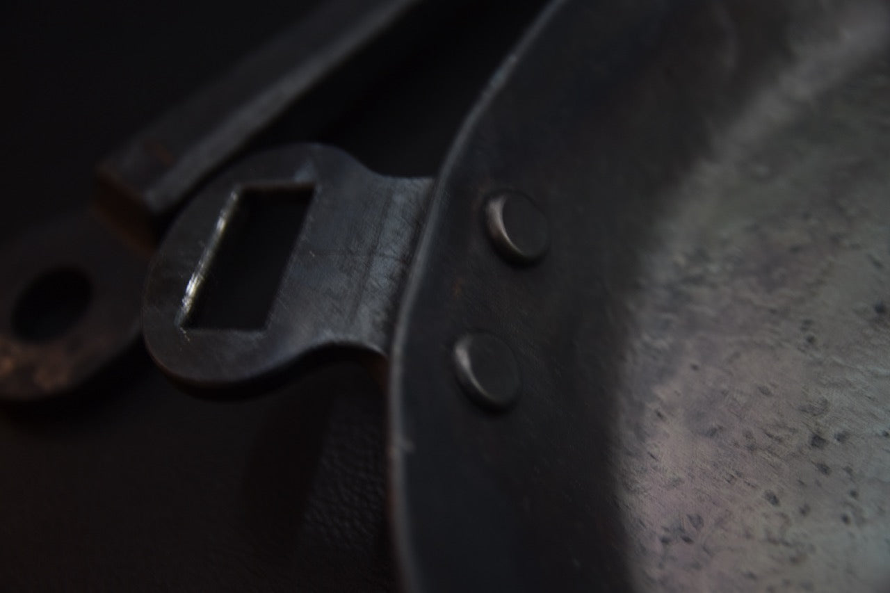 Détail du support riveté de la poignée amovible de la poêle Kanatoko — Stay Sharp, spécialiste du couteau japonais.