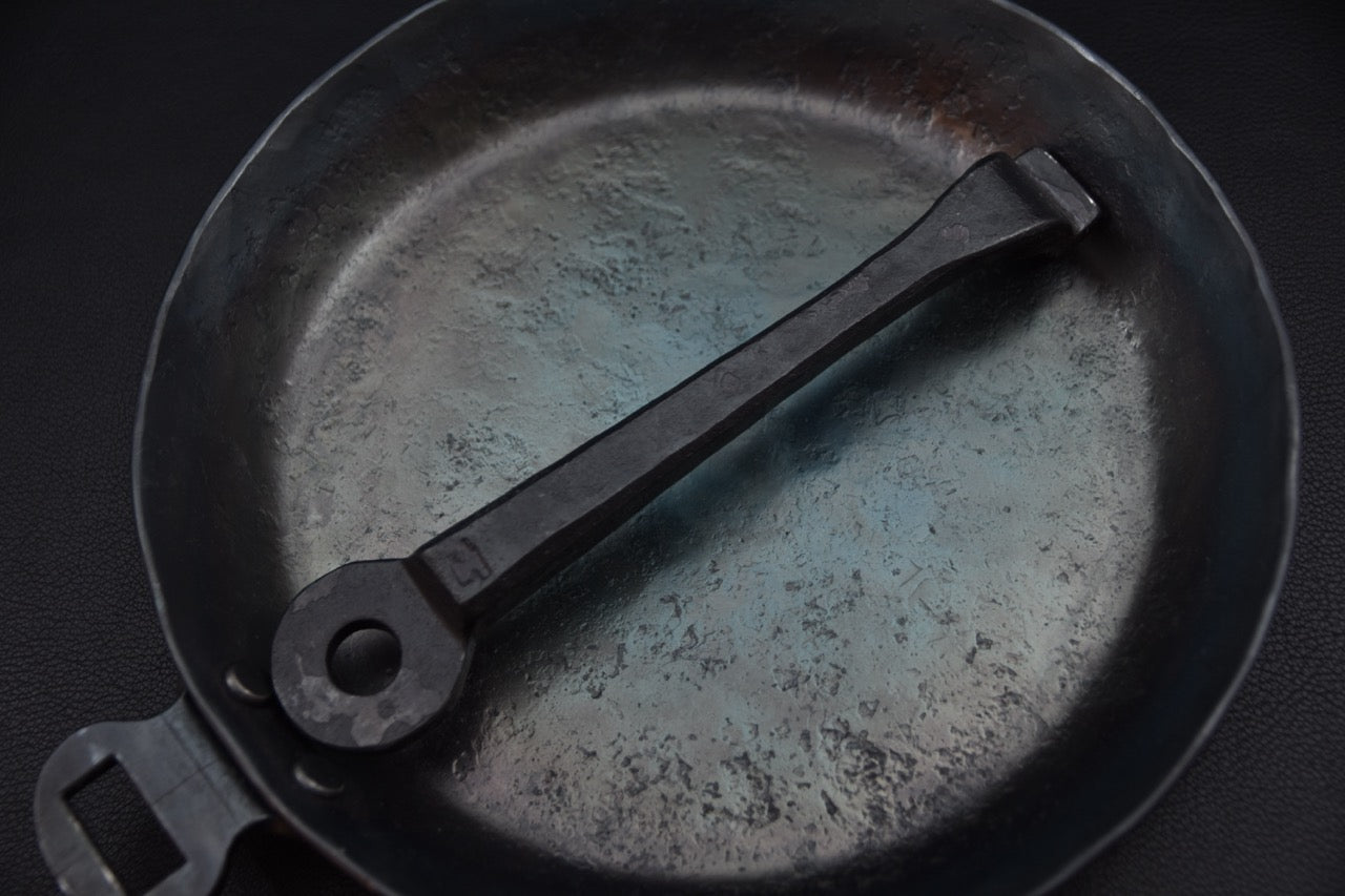 Poignée Nejiri amovible déposée dans la poêle Kanatoko en fer forgé — Stay Sharp, spécialiste du couteau japonais.