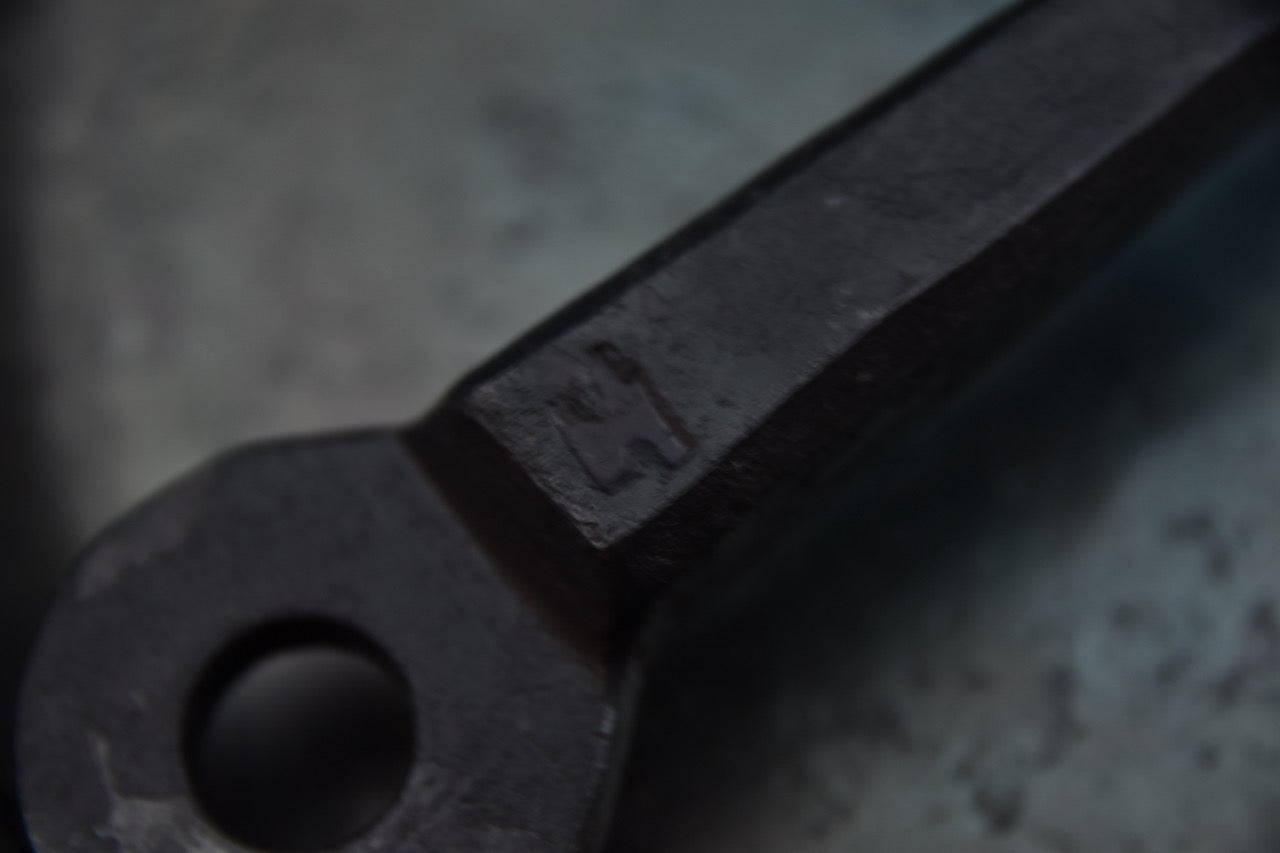 Détail de la marque forgée sur la poignée Nejiri de la poêle Kanatoko — Stay Sharp, spécialiste du couteau japonais.