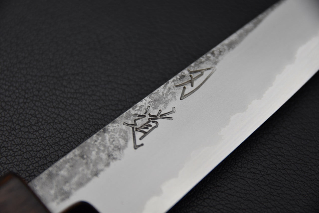 Détail de la signature sur la lame du couteau japonais Petty 150 mm en acier Shirogami.
