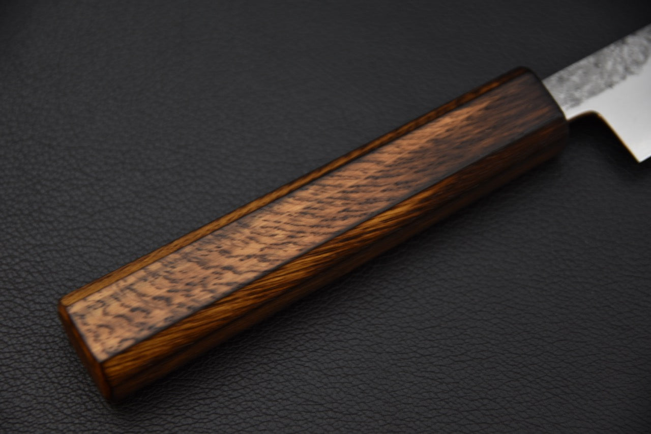 Pointe effilée de la lame du couteau japonais Petty Shirogami #1 pour précision de coupe.