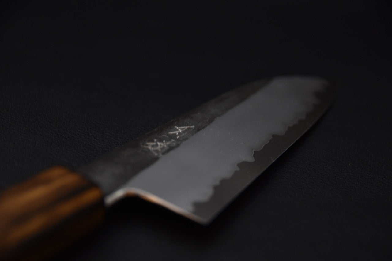Détail du couteau japonais Santoku montrant la gravure sur la lame.