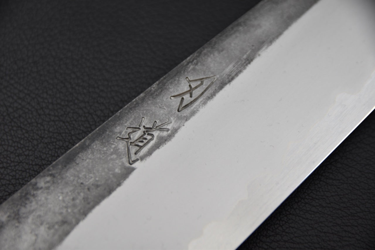 Profil de lame polie d’un couteau japonais Santoku, finition brute de forge.