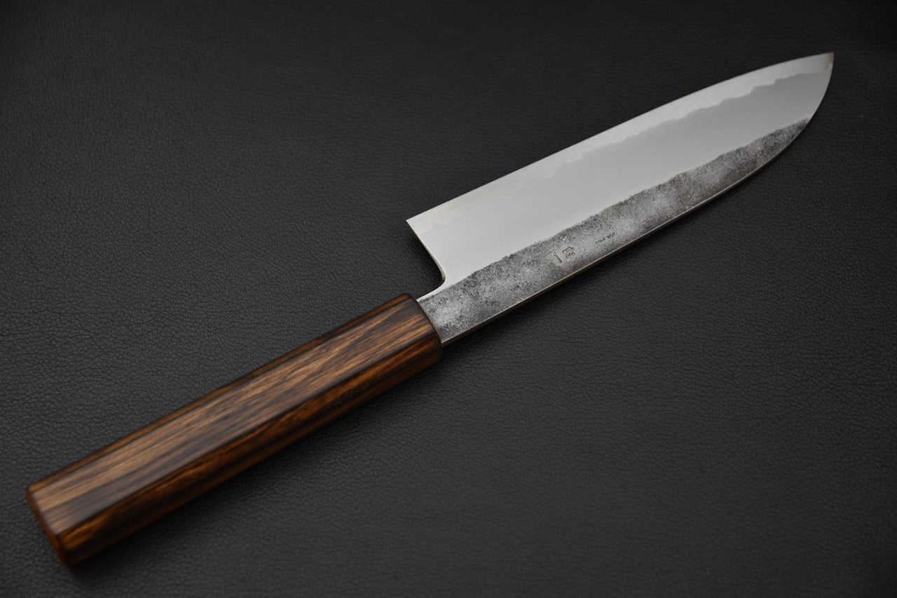 Vue du couteau japonais Santoku avec manche en chêne brûlé octogonal.