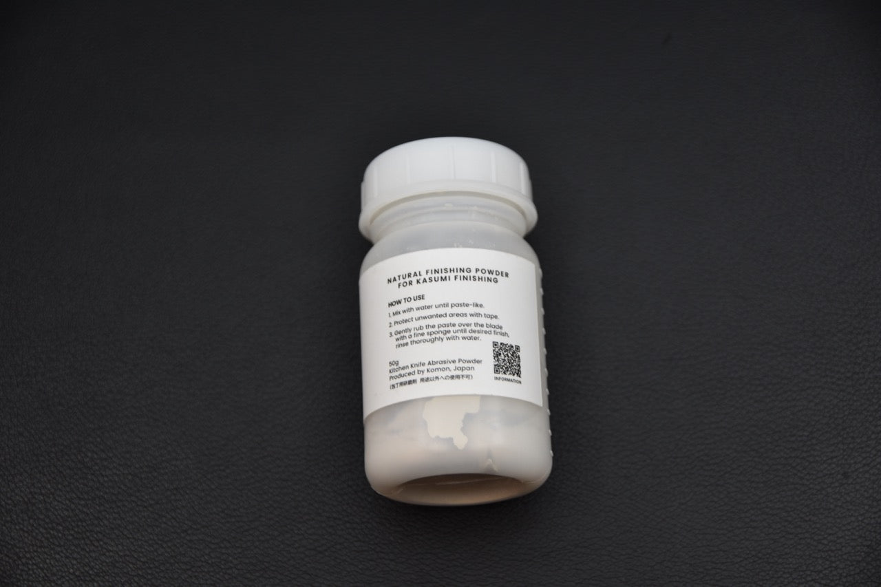 Komon Kasumi Powder 50 g pour couteau japonais, vue arrière avec instructions d’utilisation.