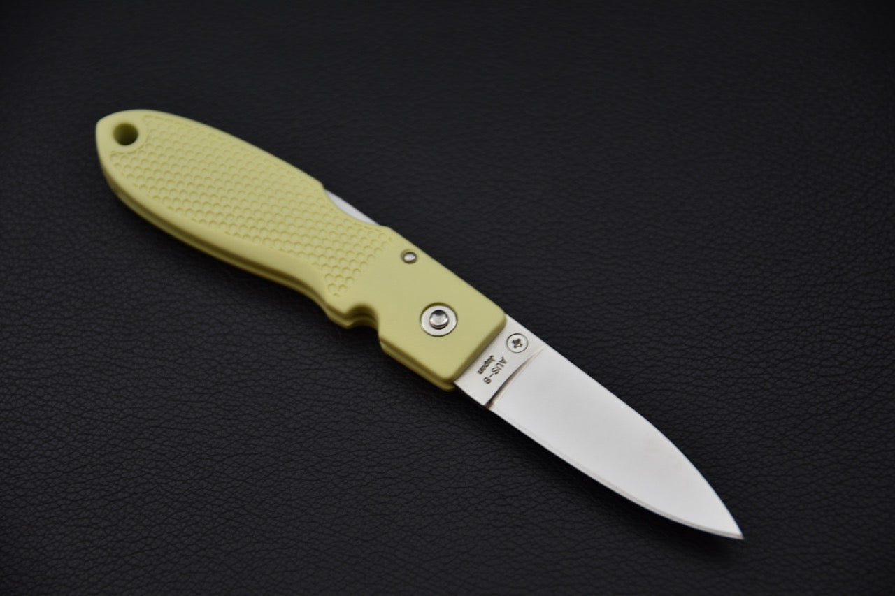 Couteau pliant japonais MOKI Coupe avec lame en acier AUS-8 et manche Grilon vert crème, vu en entier sur fond noir