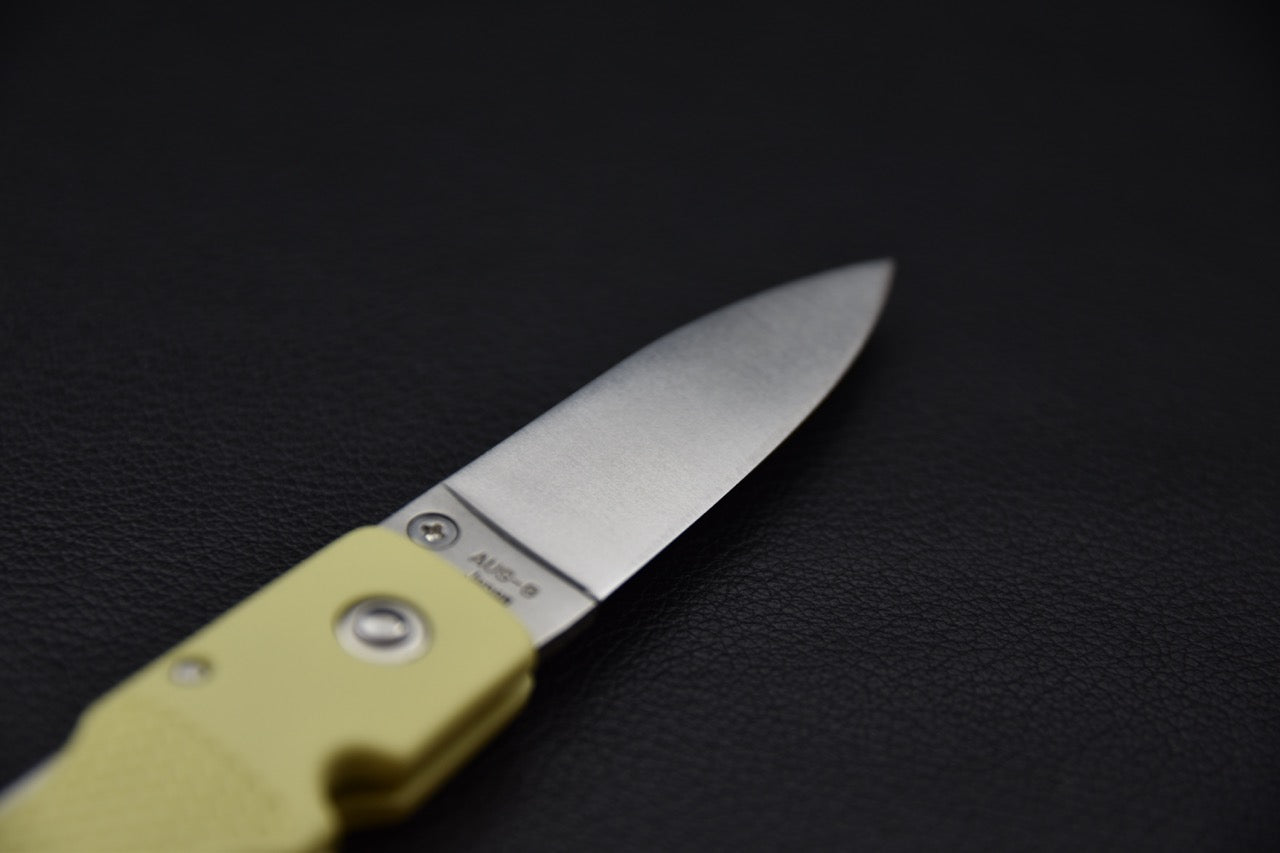 Détail de la lame du couteau pliant MOKI en acier inoxydable AUS-8, fabrication japonaise.