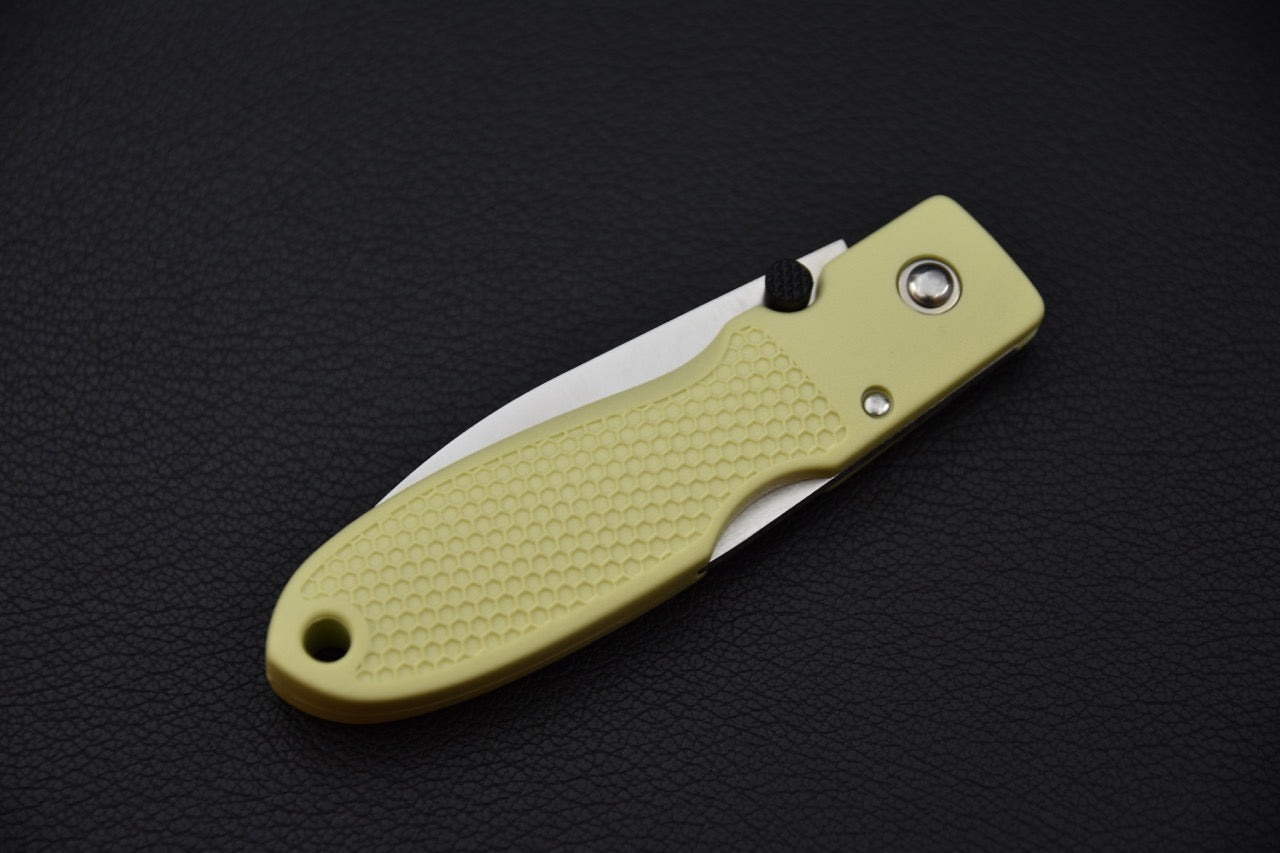 Couteau pliant MOKI Coupe en position fermée, manche en Grilon texturé vert crème