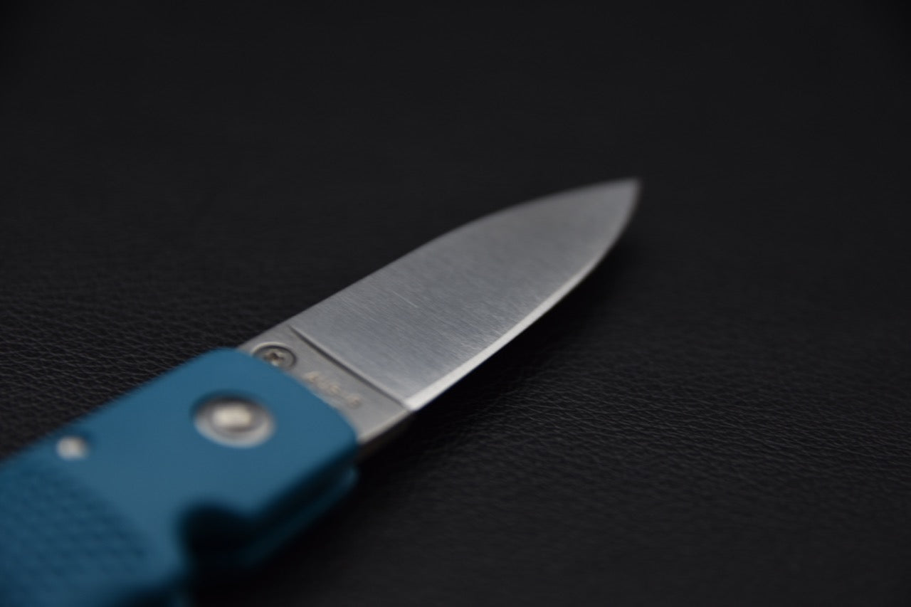 Gros plan sur la lame en acier inoxydable AUS-8 du couteau MOKI Coupe, finition satinée.