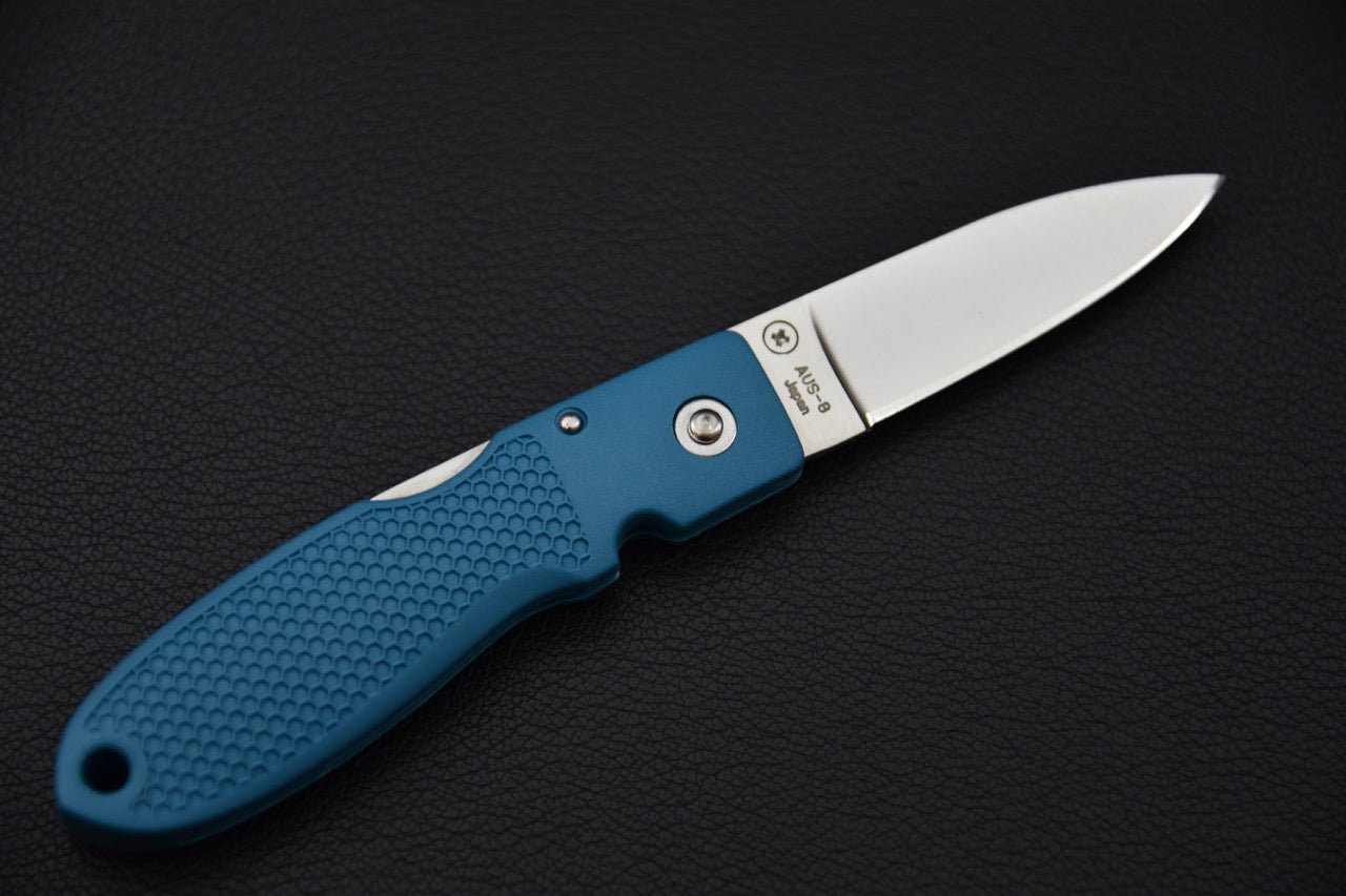 Vue latérale du couteau MOKI Coupe montrant le manche texturé et la base de la lame.