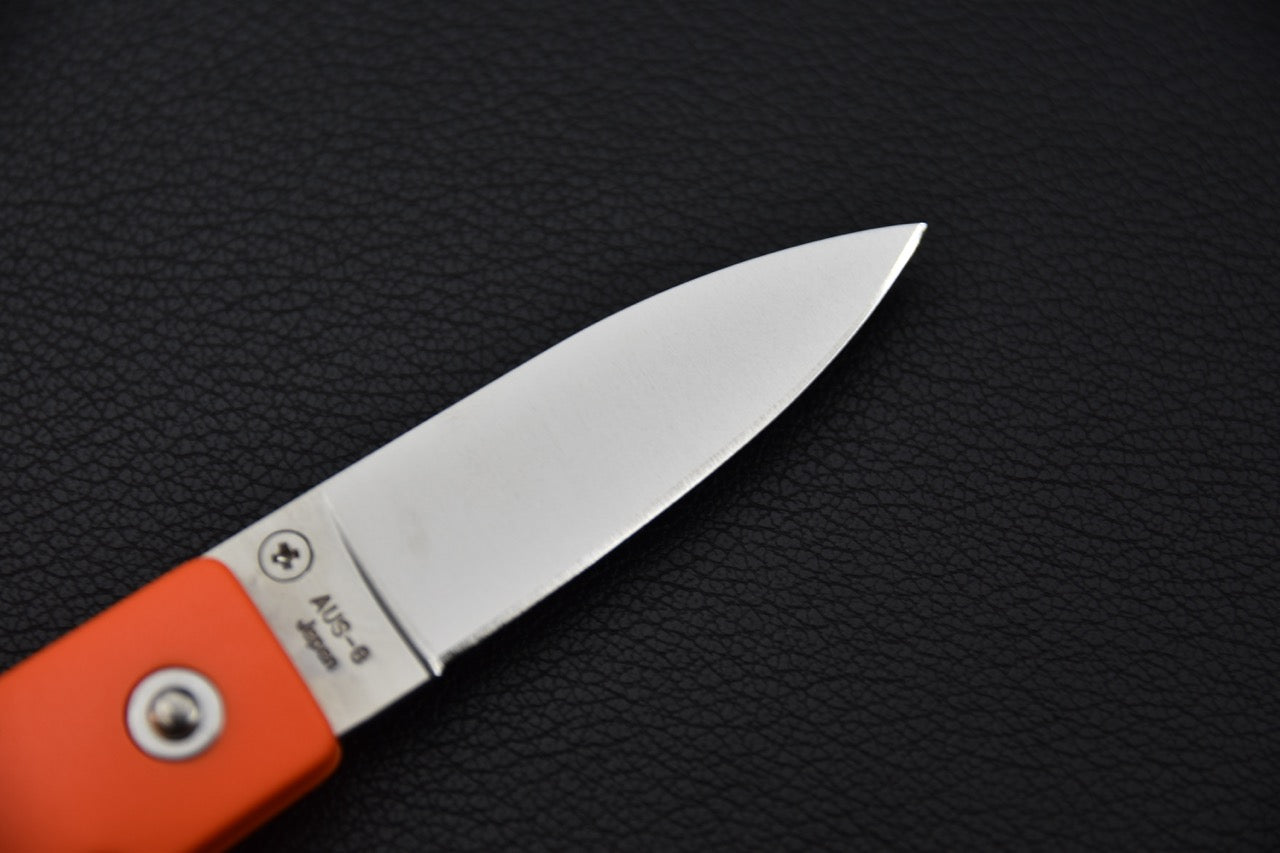 Détail de la pointe de la lame du couteau pliant MOKI, finition satinée.