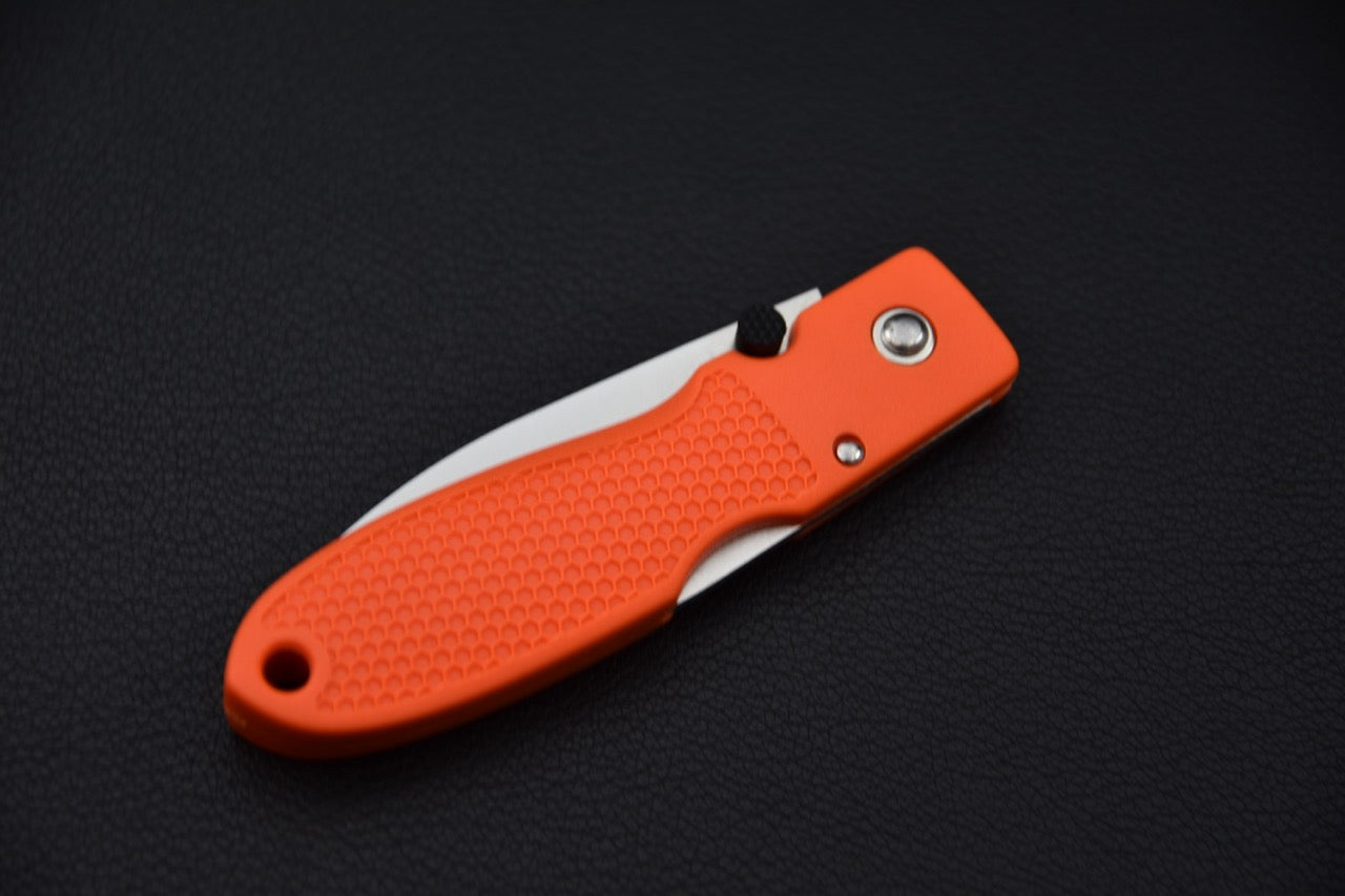 Couteau MOKI Coupe replié, manche orange en Grilon texturé visible.