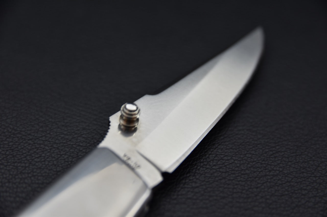 Pointe fine de la lame du MOKI Kingfisher, finition satinée