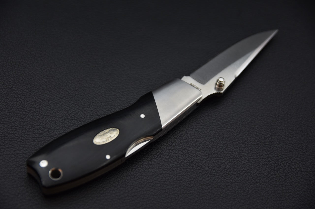 Vue latérale du MOKI Kingfisher ouvert, détails acier et Micarta