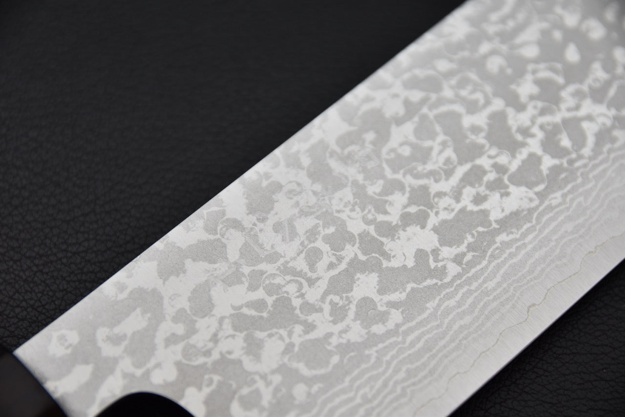 Détail du damas sur la lame du couteau japonais nakiri VG7.