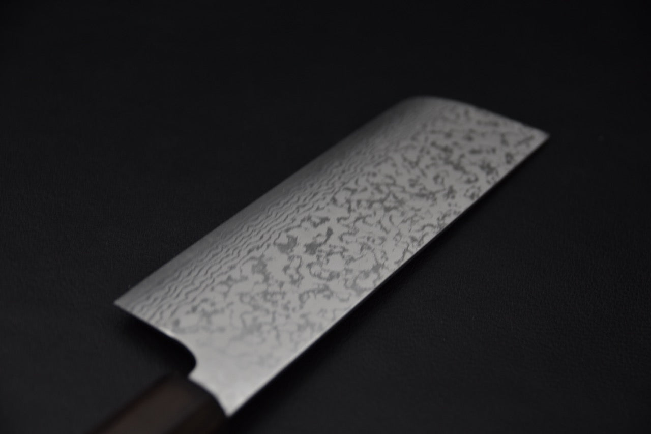 Vue complète du couteau japonais nakiri VG7 avec manche en ébène.