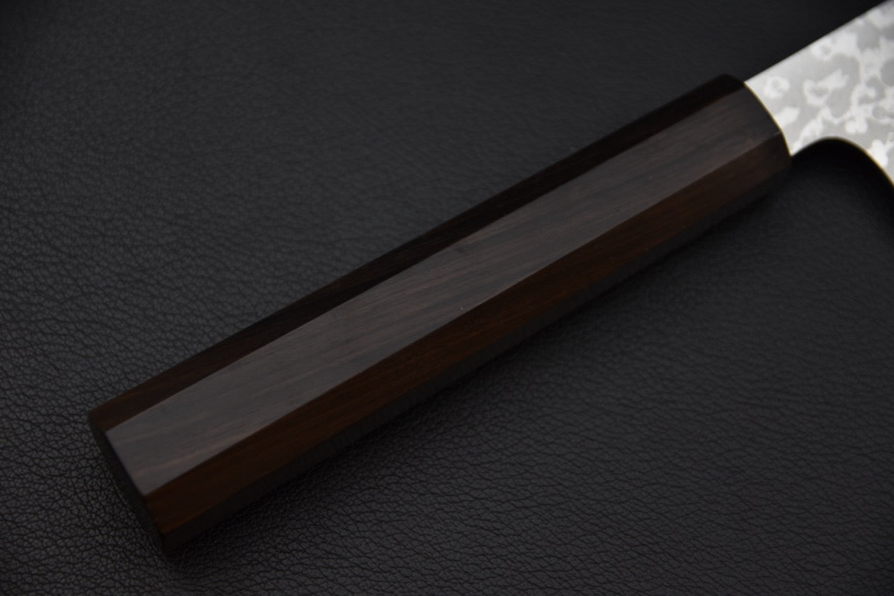 Lame du couteau japonais nakiri 170 mm, finition damassée vue de biais.